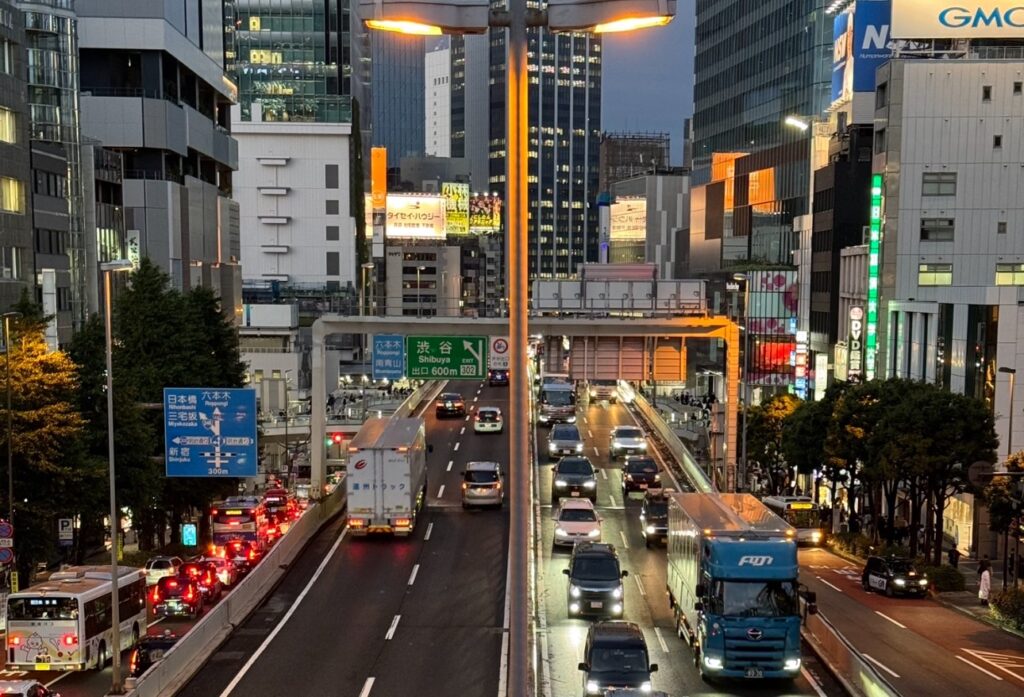 事故で車の修理が必要となる場合に、代車を使うことがあります。代車代の請求の可能性について解説。多摩地域、府中での事故のご相談なら弁護士法人あさかぜ法律事務所